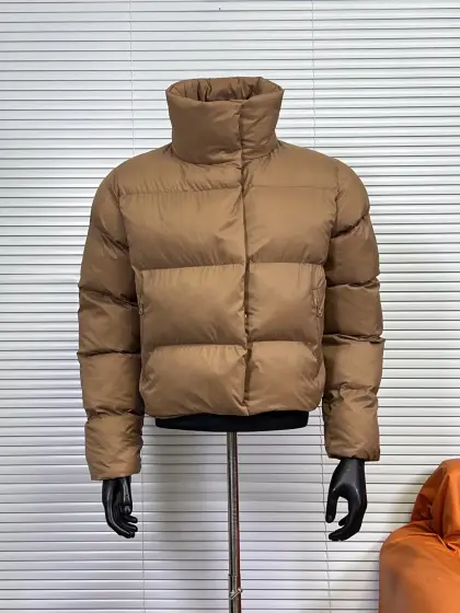 工厂 ALO YOGA /W4380R纯色短款高领羽绒服 温暖防风,内里填充高蓬松度80%白鸭绒.适合在冬季里暖和的天气或春秋季较寒冷的夜晚穿着.可打包装入内侧拉链口袋,便于收纳.衣领和下摆设计有内侧抽绳,可随心调节松紧,挡风保暖.背面下摆较长,可以扩大覆盖面和增强保护力.双向拉链下面设计有防风雨门襟,防风保暖.从底部拉开拉链,可以增加活动幅度或提高透气性 颜色:咖啡色,象牙白,黑色,烤杏仁,海蓝色